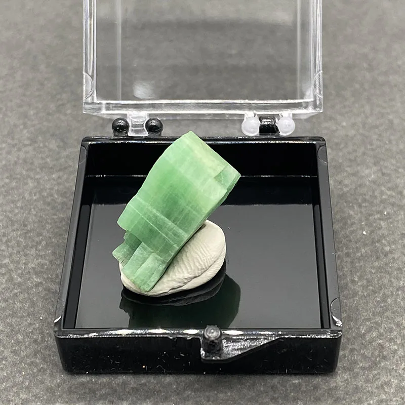 100%  Natural Emerald Mineral Specimens Stones and Crystals Healing Crystal   +Box size:35*35*35 mm