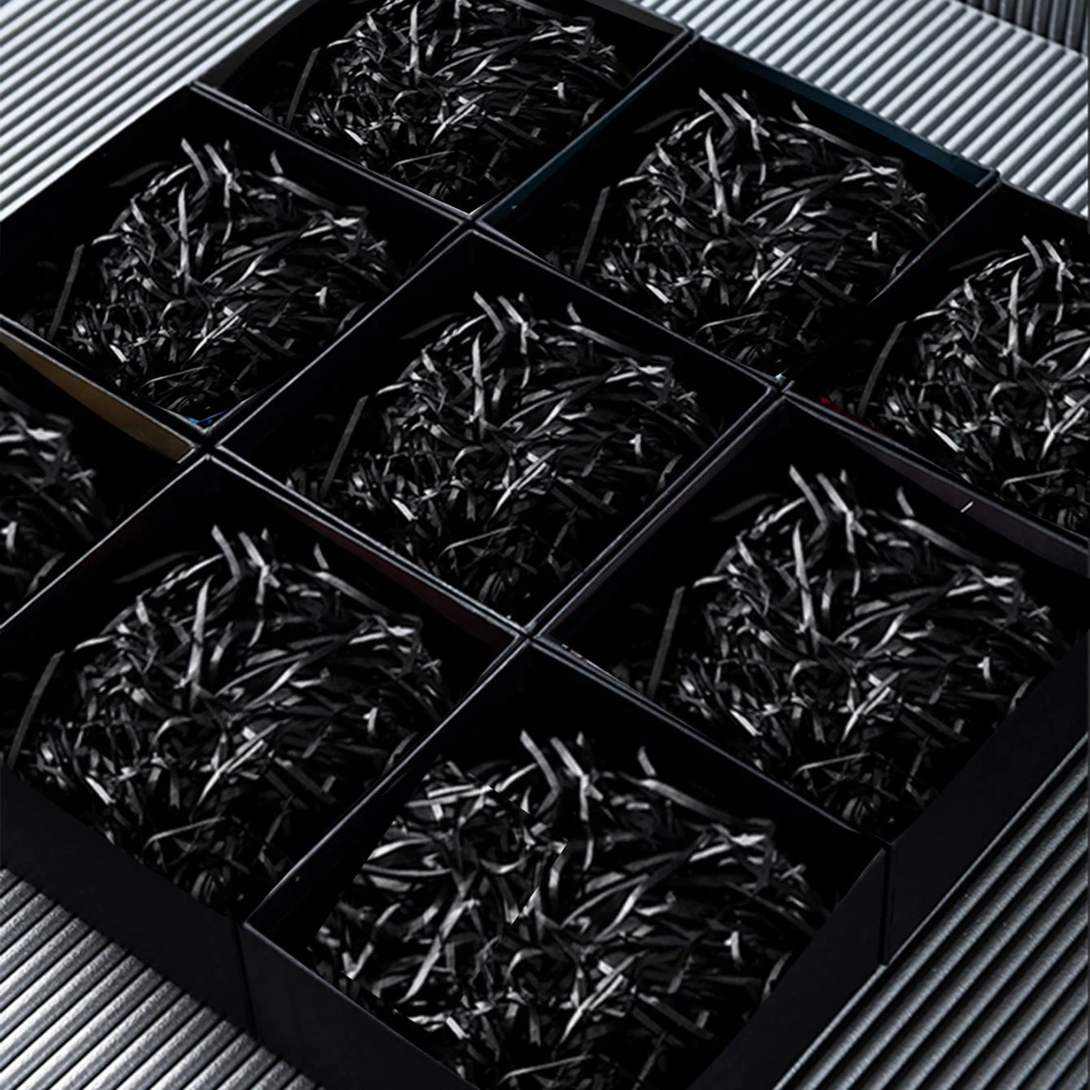 1pc-30g black gift box filled with Lafite grass (excluding box)