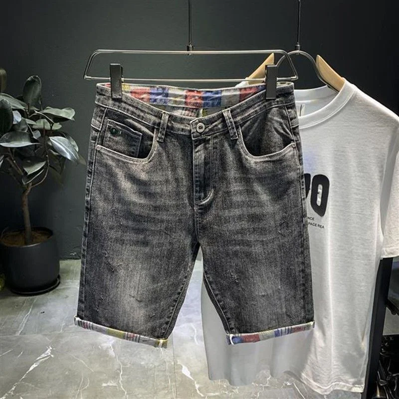 Pantalones cortos de mezclilla con texto rasgado multicolor para