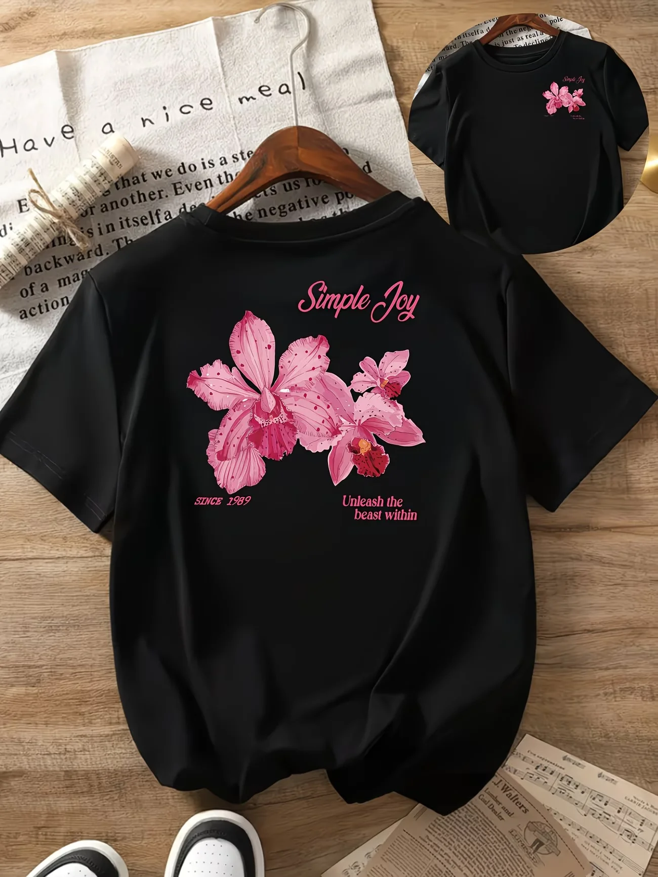 Kurzärmeliges Oberteil mit Blumenmuster und Rundhalsausschnitt für Damen, bequeme Passform und klassisches Design in Damenbekleidung.