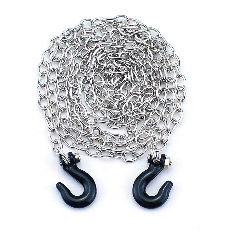 Accessoires de remorquage : crochet métallique et chaîne décorative pour RC Crawler 1/10, sur fond neutre.