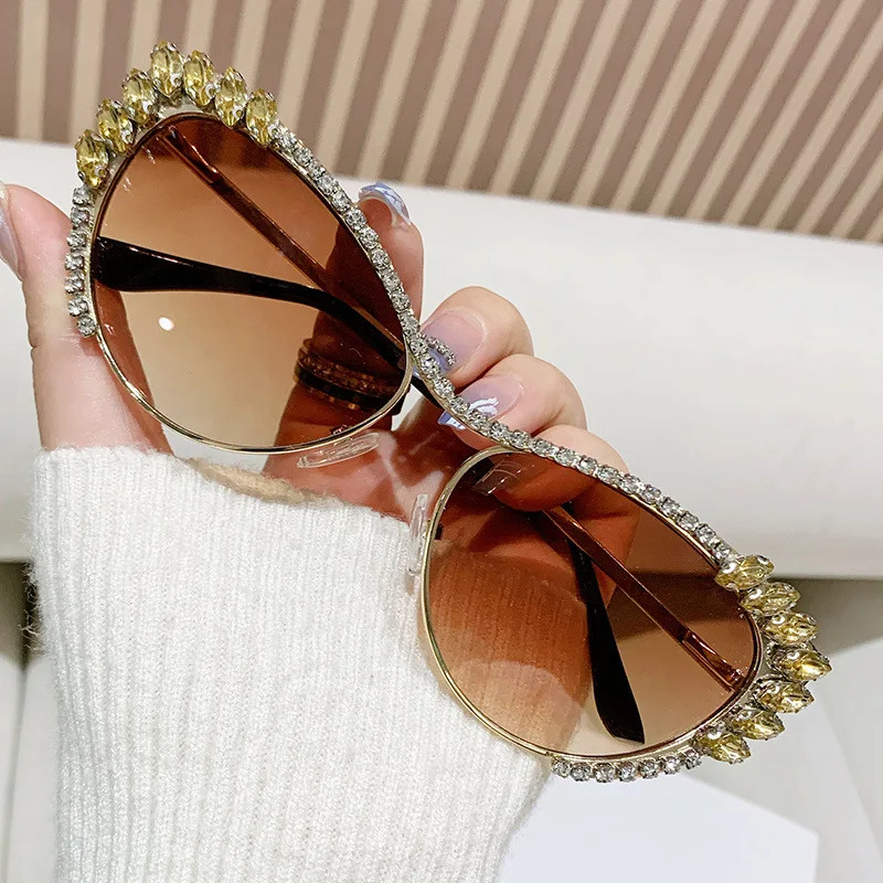 

2024 New Luxury Diamonds Cat Eye Sunglasses for Women Shiny Crystals Oversized UV400 Sun Glasses Female Travel Fashion Eyewear