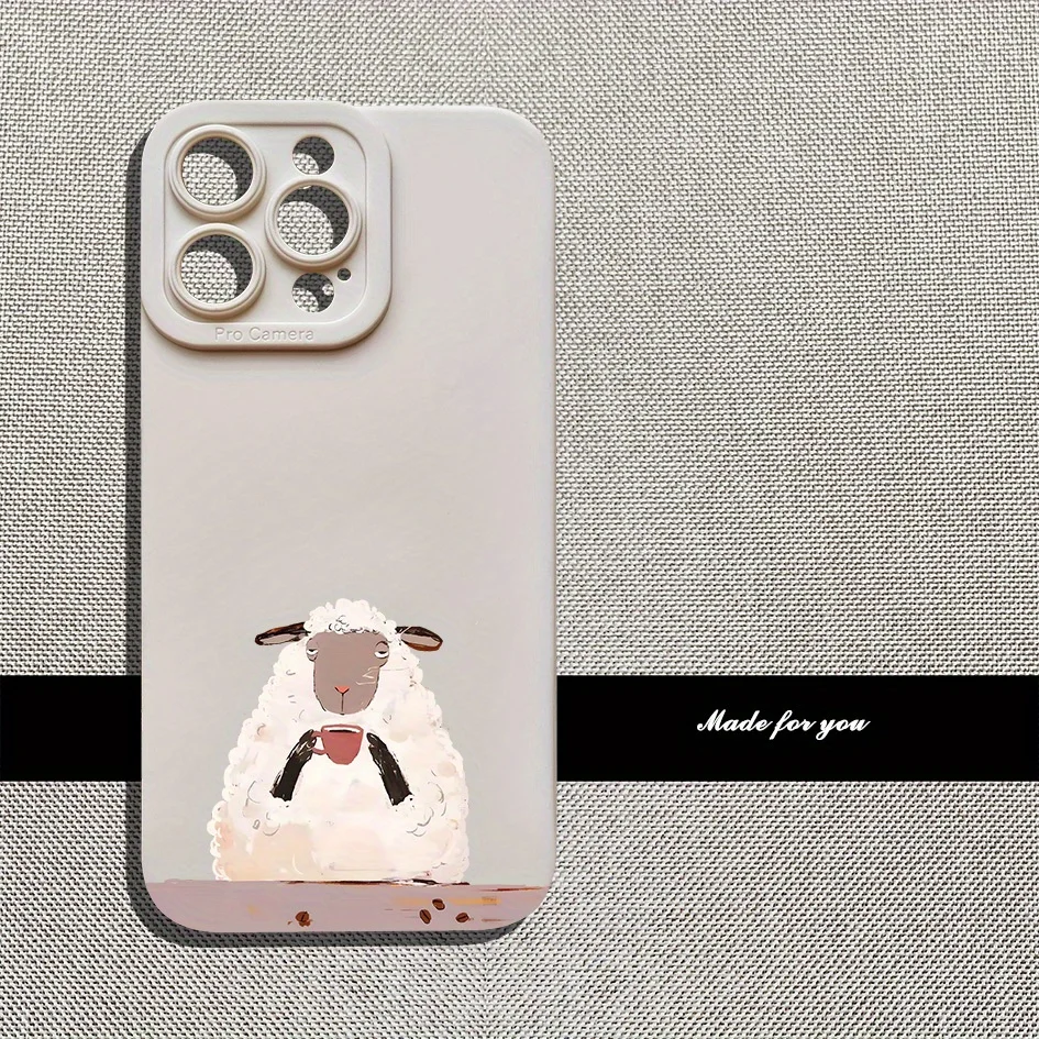 Una piccola pecora che beve caffè Questa custodia protettiva morbida premium per iPhone 12/13/14/15/16 Plus Pro Max Cover per iPhone - immagine 2