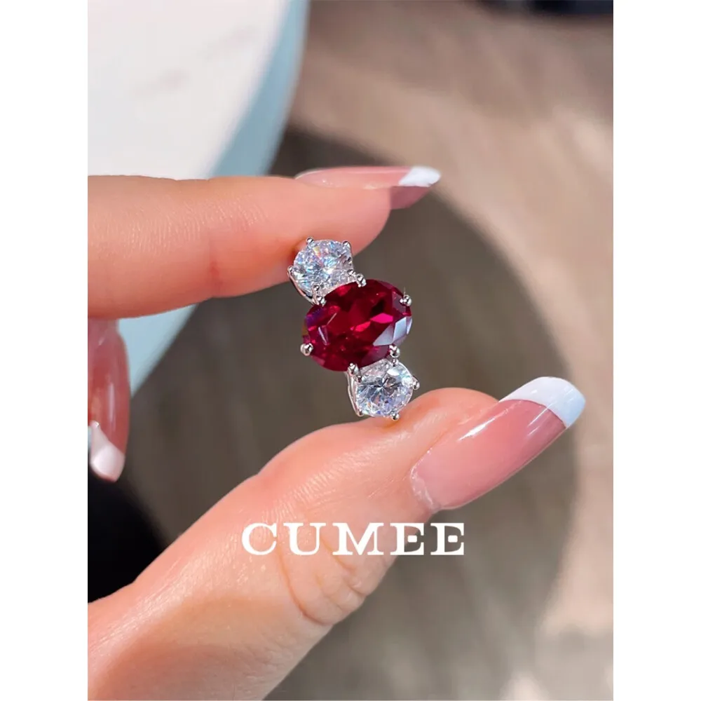 CUMEE 클래식 작은 캐럿 쓰리 스톤 재배 루비 원석 레드 반지, 금도금, 아내 및 여자 친구 선물