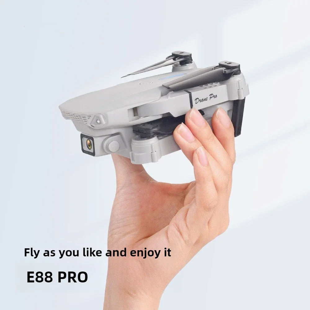 Vue rapprochée du drone caméra 4K double caméra avec sac montrant les deux caméras et les hélices