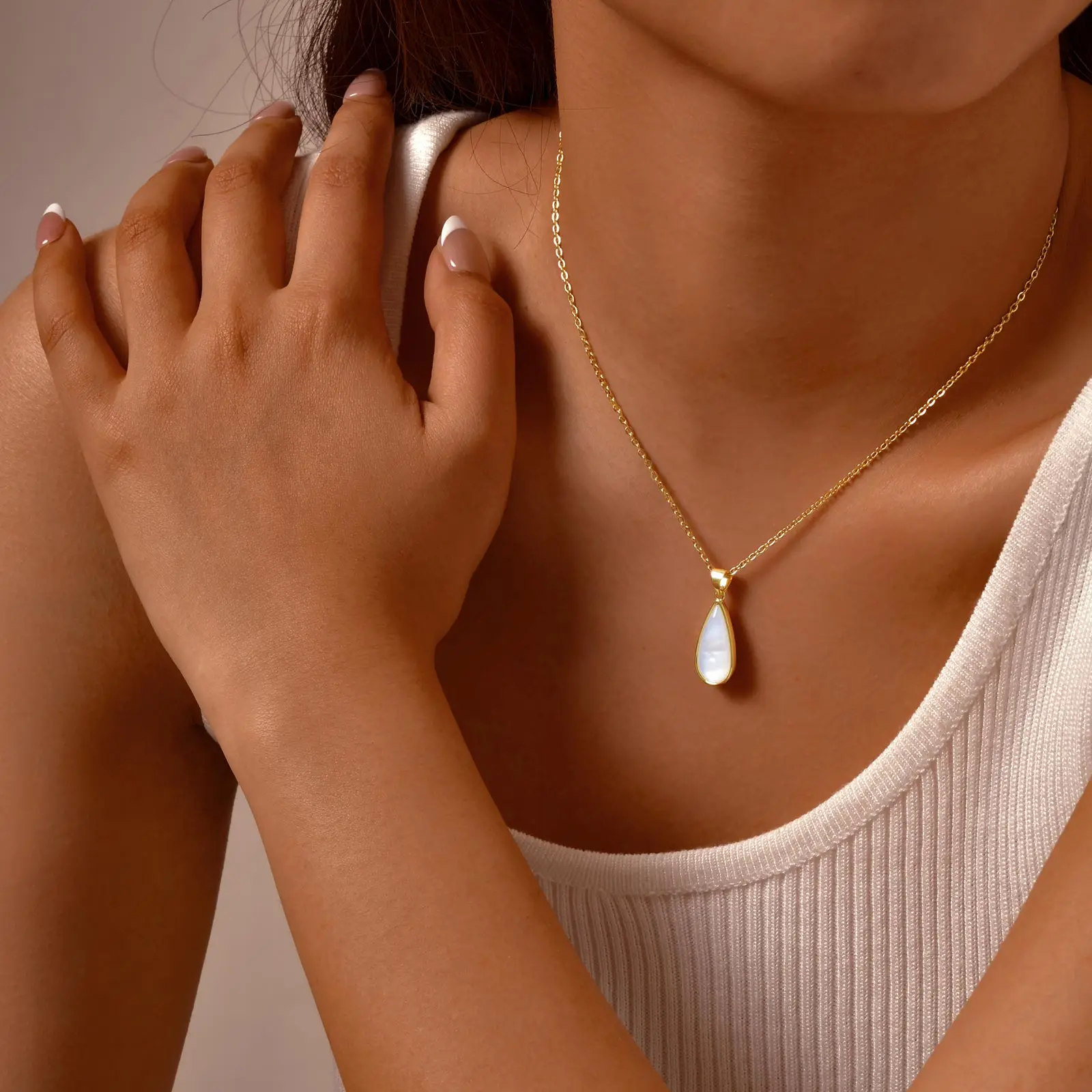 Trendige Muschel-Wassertropfen-Anhänger-Halskette für Frauen, hochwertige Kupfer-vergoldete Kette, modischer ästhetischer Schmuck