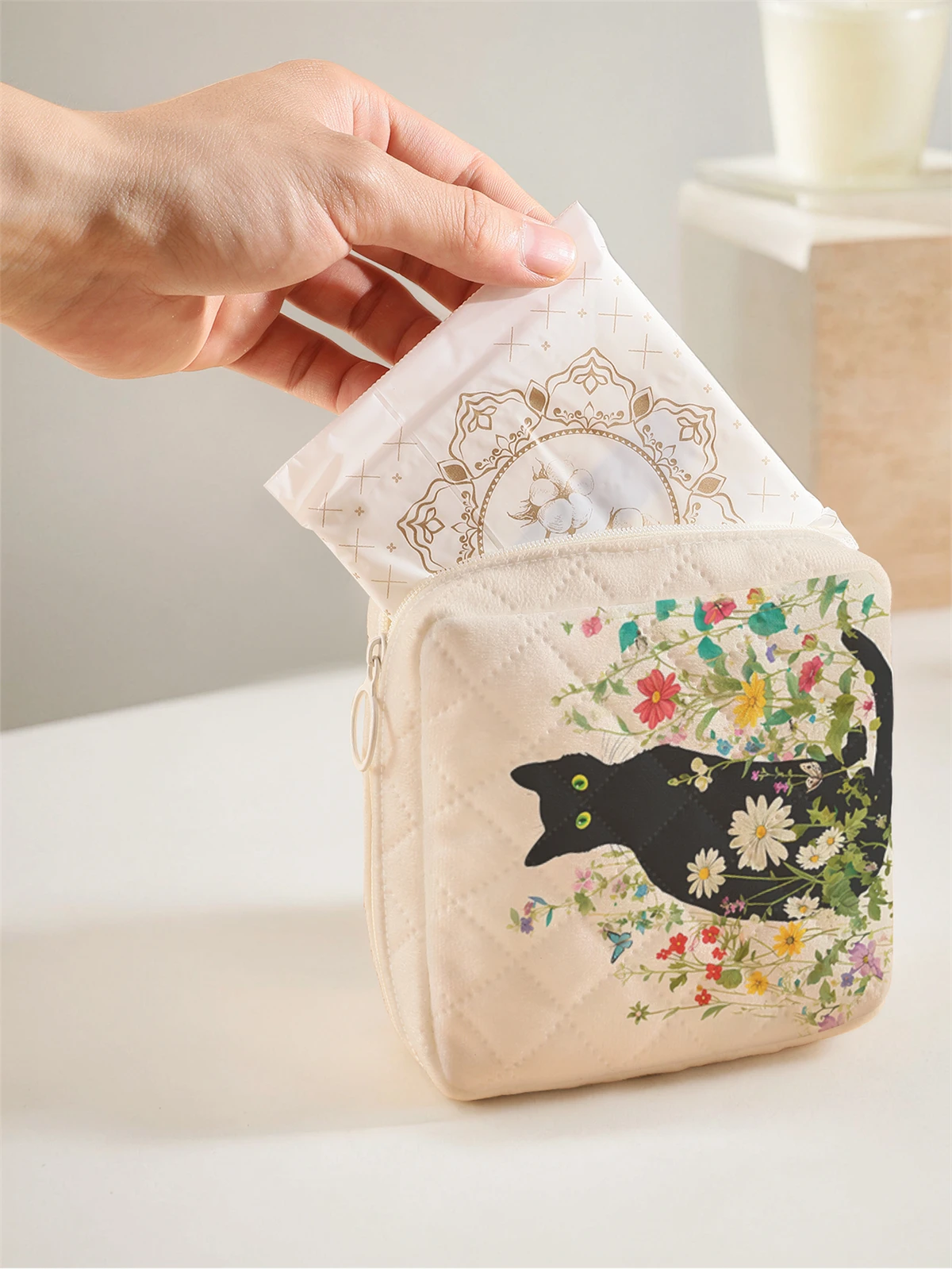 1 portable sanitary napkin storage bag, made of seaweed turtle pattern and diamond mesh material, lightweight women's tissue bag