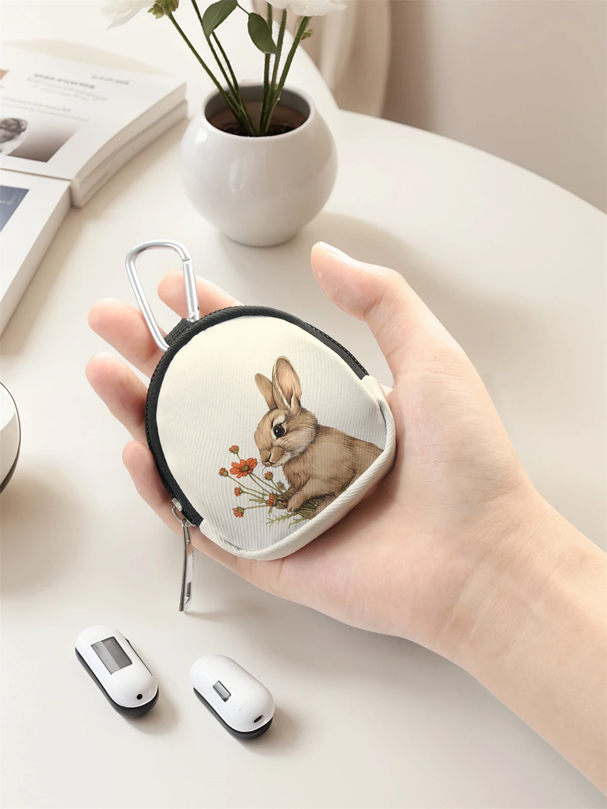 Rabbit pattern printed mini wallet, zipper change bag with hook clip, headphone key bag, suitable for men and women