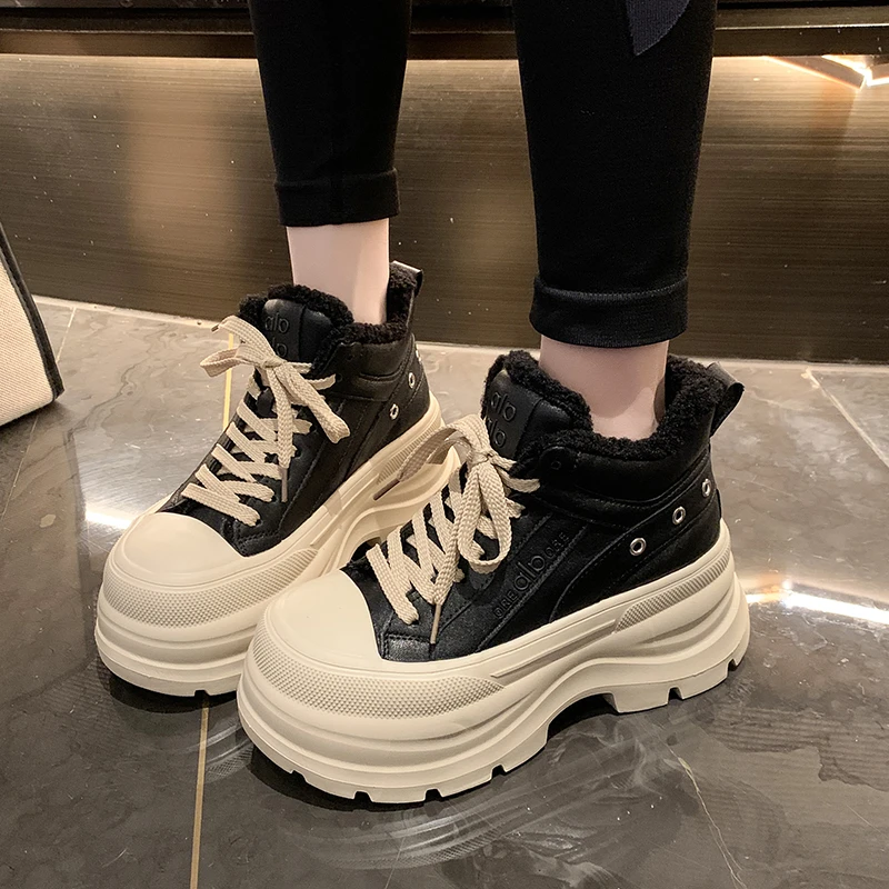 Damskie buty za kostkę z okrągłym noskiem, sznurowane i z polarową wyściółką są niezbędne do noszenia na co dzień, do dojazdów do pracy i pod sukienki.