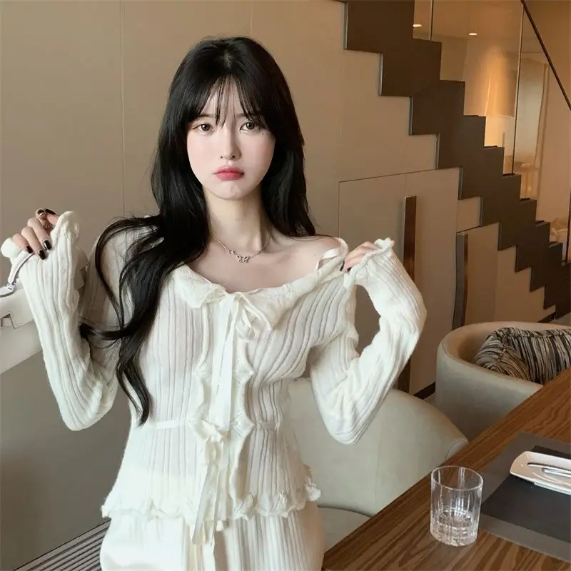 

2023 Autumn and Winter New Slim-fit Temperament White Knitwear Women with Western-style Lace Hem Long-sleeved Blouse