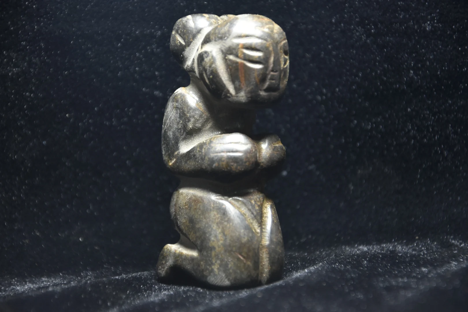 

Chinese Hongshan Culture Magnetic Black Iron Meteorite Sculpture , Lucky Necklace, Waist Tag, Home Decoration Free Delivery