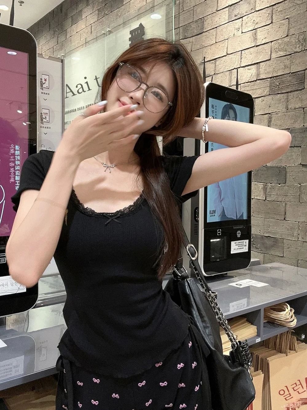 Pure Desire 미적 레이스 트림 보우 반소매 티셔츠 여성의 새로운 여름 2024 자른 슬림 매끄러운 실루엣 U 넥 탑