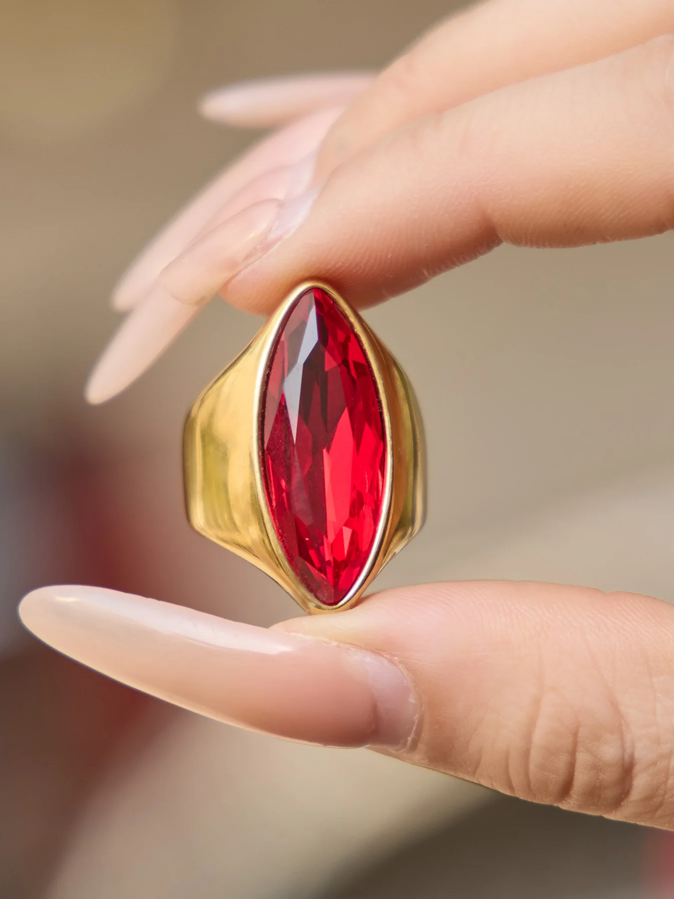 Ovale, quadratische Edelstahlringe für Damen, 18 Karat vergoldet, mit farbigem, funkelndem Glasstein, luxuriöse Cocktailringe – Detail 10
