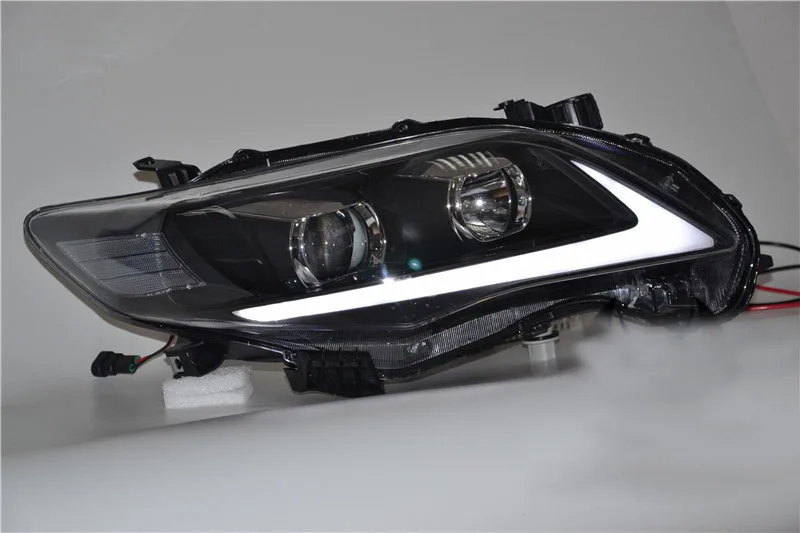 زوج من مجموعة مصابيح السيارة الأمامية لتويوتا كورولا 2011 2012 2013 ضبط رئيس مصباح النهار تشغيل ضوء ثنائية زينون مشروع عدسة