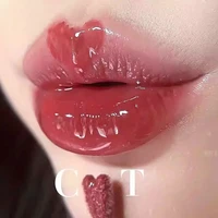 Fond de teint Charlotte Tilbury avec acide hyaluronique, couvrance moyenne, effet rosé, gloss à lèvres infusé au collagène, effet repulpant et brillant, maquillage avec boîte 5