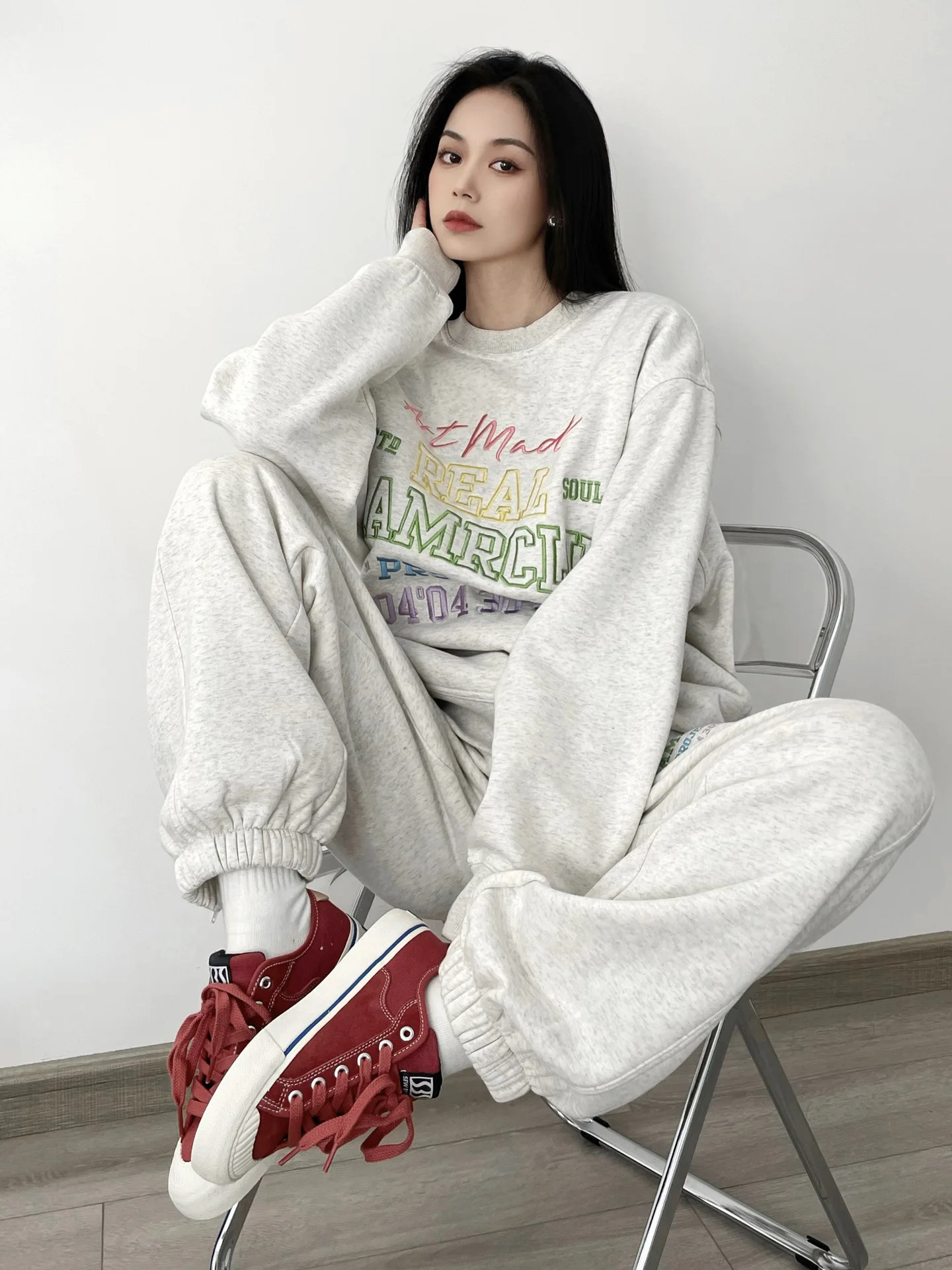 

Женский комплект из двух предметов, однотонная Толстовка с длинным рукавом и круглым вырезом, свободный толстый топ с вышивкой и длинные брюки с зауженной талией в Корейском стиле на осень