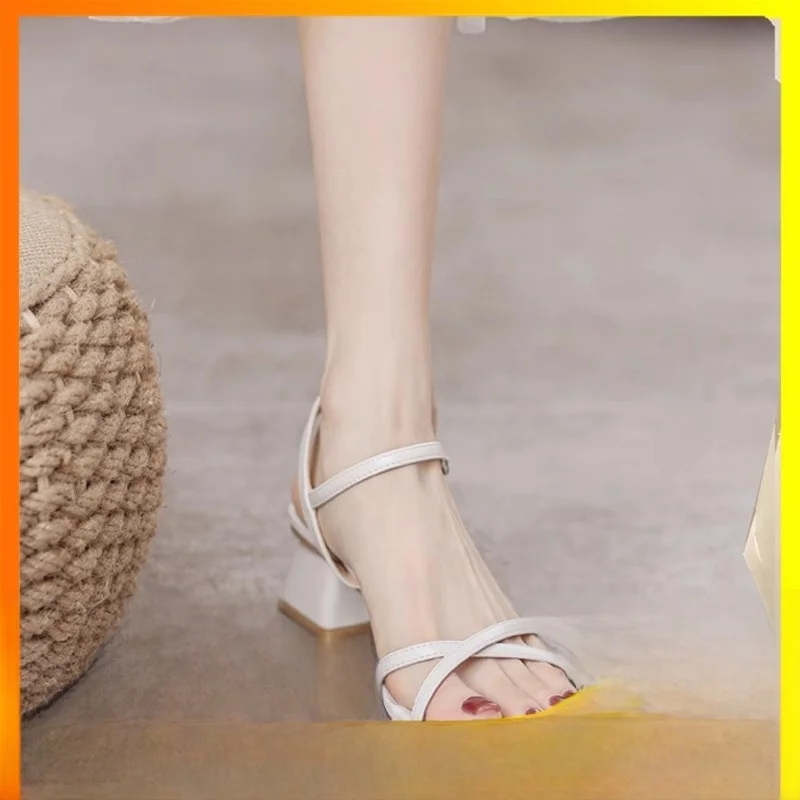 صندل نسائي أنيق بحزام رفيع