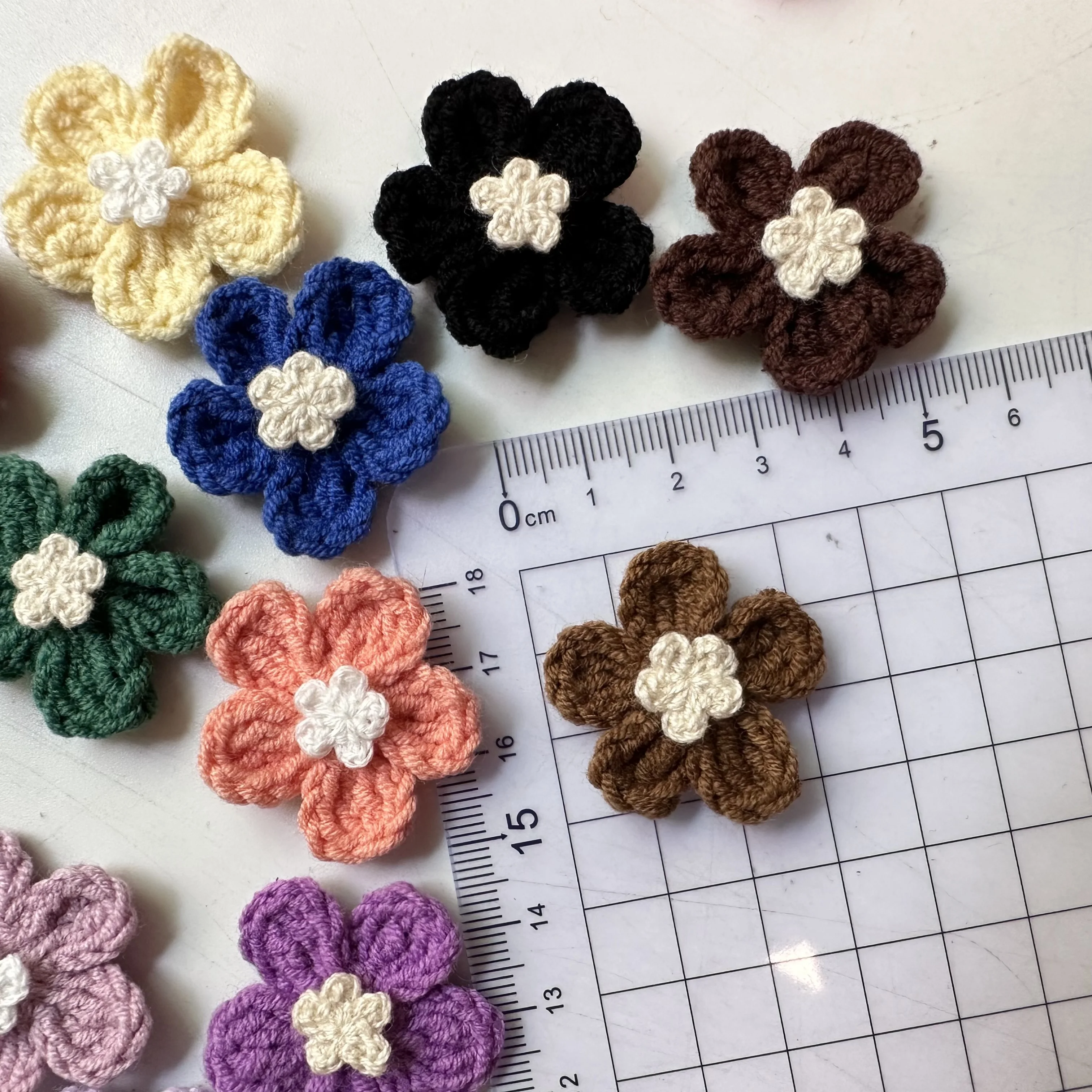 10PCS 다채로운 수제 면 크로셰 꽃 3.2CM DIY 3D 공예 니트 패브릭 꽃 아플리케 의류 장식 Axxessories