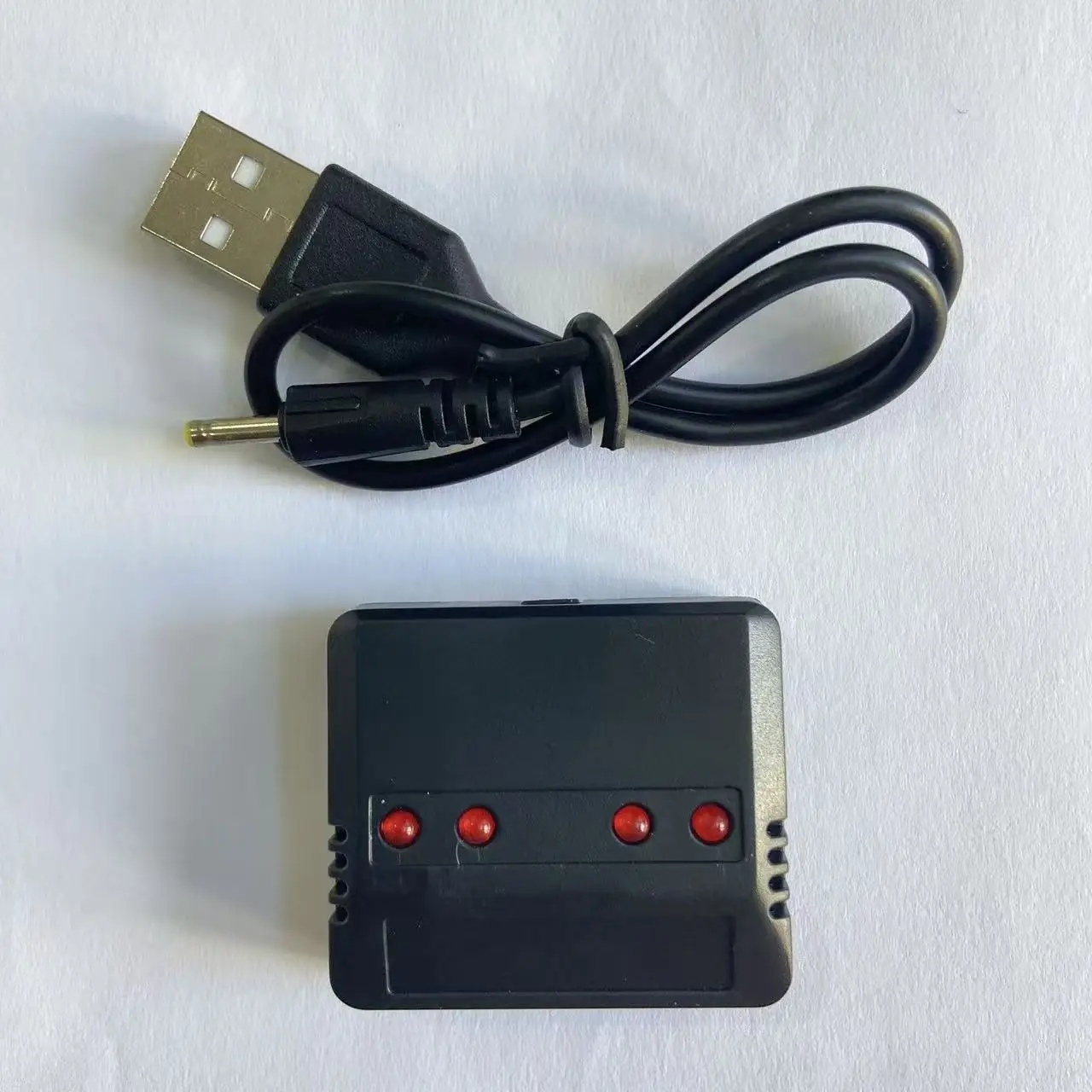 Chargeur USB 1 vers 4 pour batteries lithium 3.7V - Blanc