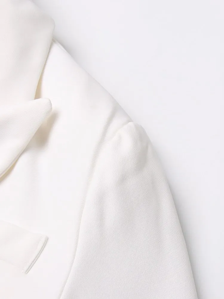 Рисунок 5 - Женский блейзер со стразами и отложным воротником