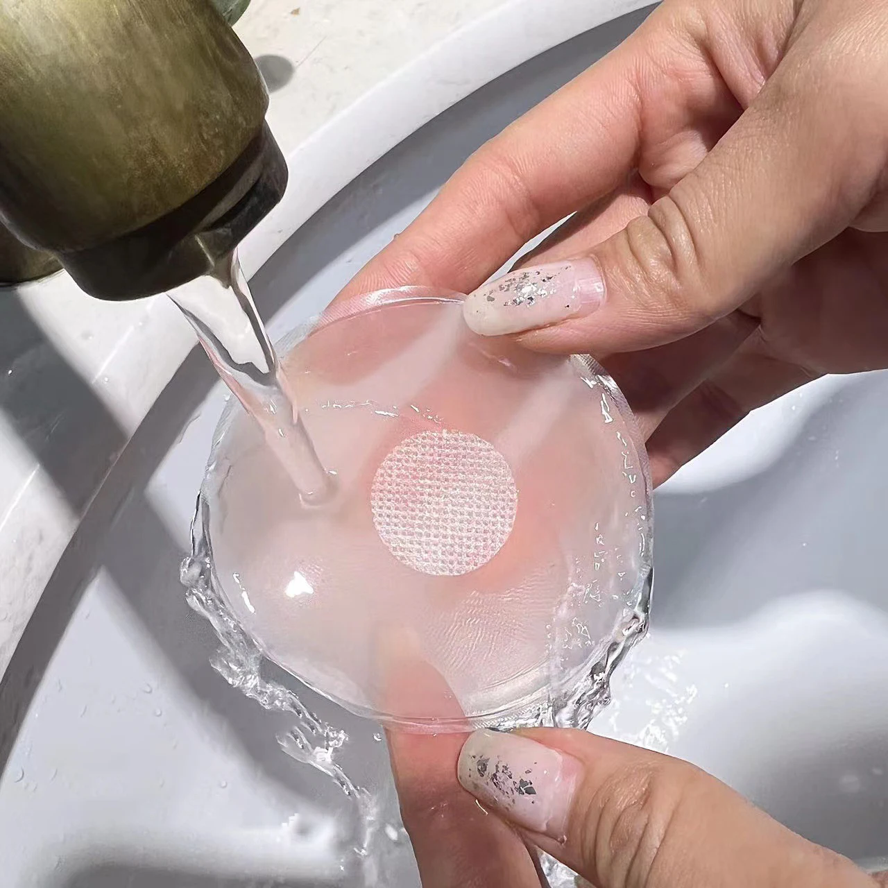 2-100PCS Women Breast Petals Silicone Breast Patch Silicone Nipple Cover Sticky Bra Breast Nipple Covers Invisible Stick On Bra Breast Sticker Disposable Nipple Cover Silicone Adhesive Bra Silicone Stickers Lift Nipple Cover Invisible Petal Adhesive Strapless Backless Stick on Bra Silicone Breast Stickers