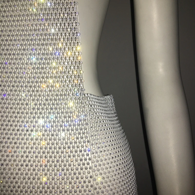 Elegantes Damen Metallic-Schwarzes Kristallkleid mit Neckholder im Kim Kardashian Stil, Glamouröses Rückenfreies Party-Outfit für den Abend – Detail 13