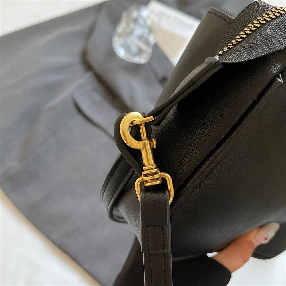 Luxury Women's Shoulder Bag With Dual Straps And Locker Closure_voghion.com