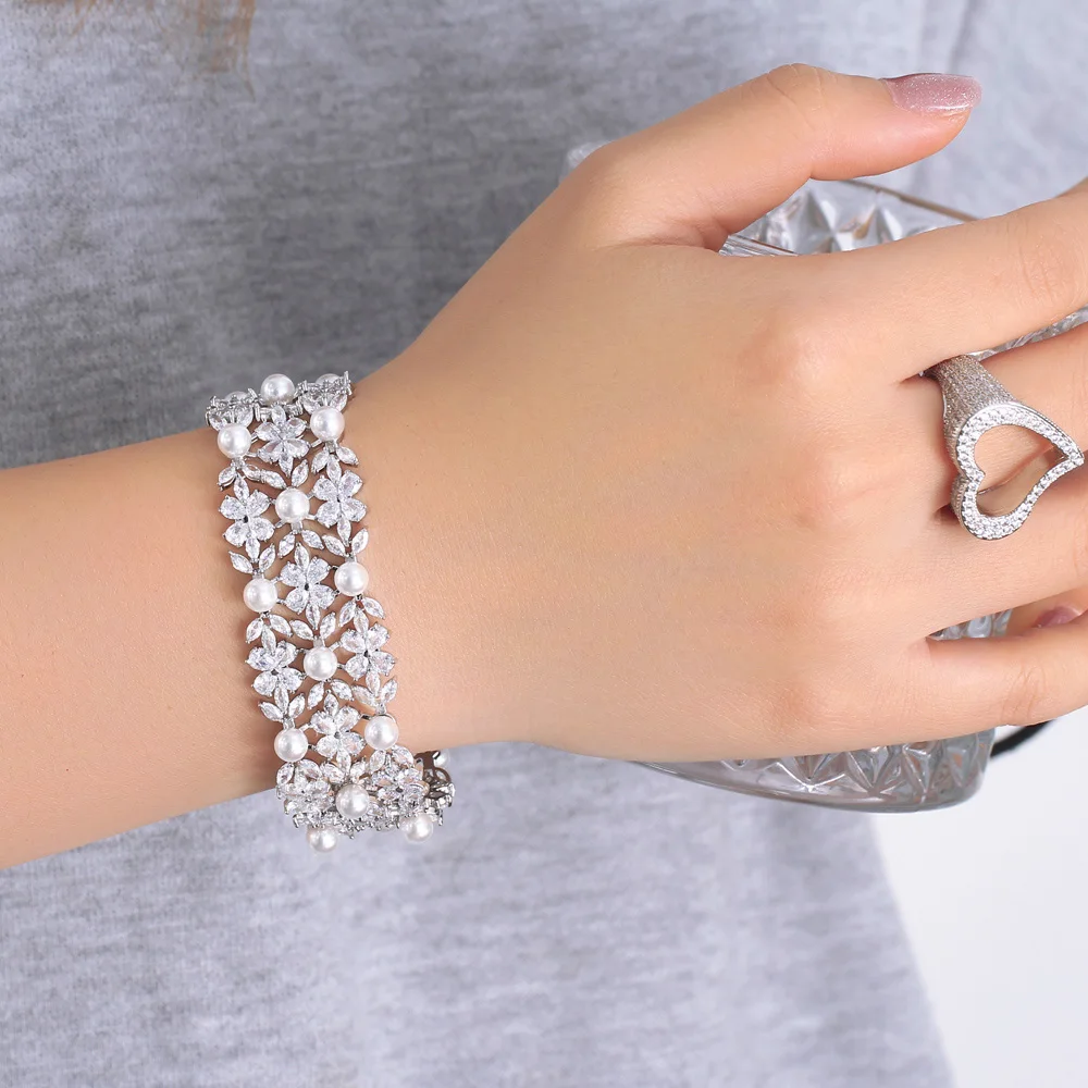 ヒロンパさま専用　ベビーブレスレット　中国 CWWZircons Chunky White Cluster Cubic Zircon Flower Big