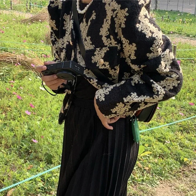 Spring New 2024 Vintage Short Jacket Female Long Sleeve Outwear Korean Elegant Gold Embroidery Black Winter Coat Women indie