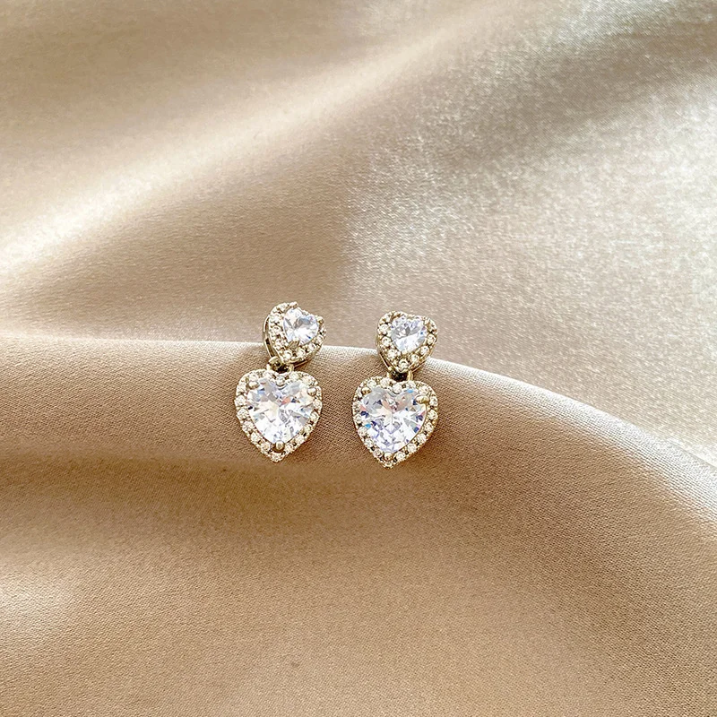 Acquista Nuovi orecchini a forma di cuore alla moda per le donne coreano elegante luce lusso amore orecchini pendenti moda semplice goccia gioielli regalo per ragazze in Italia a partire da 5.88