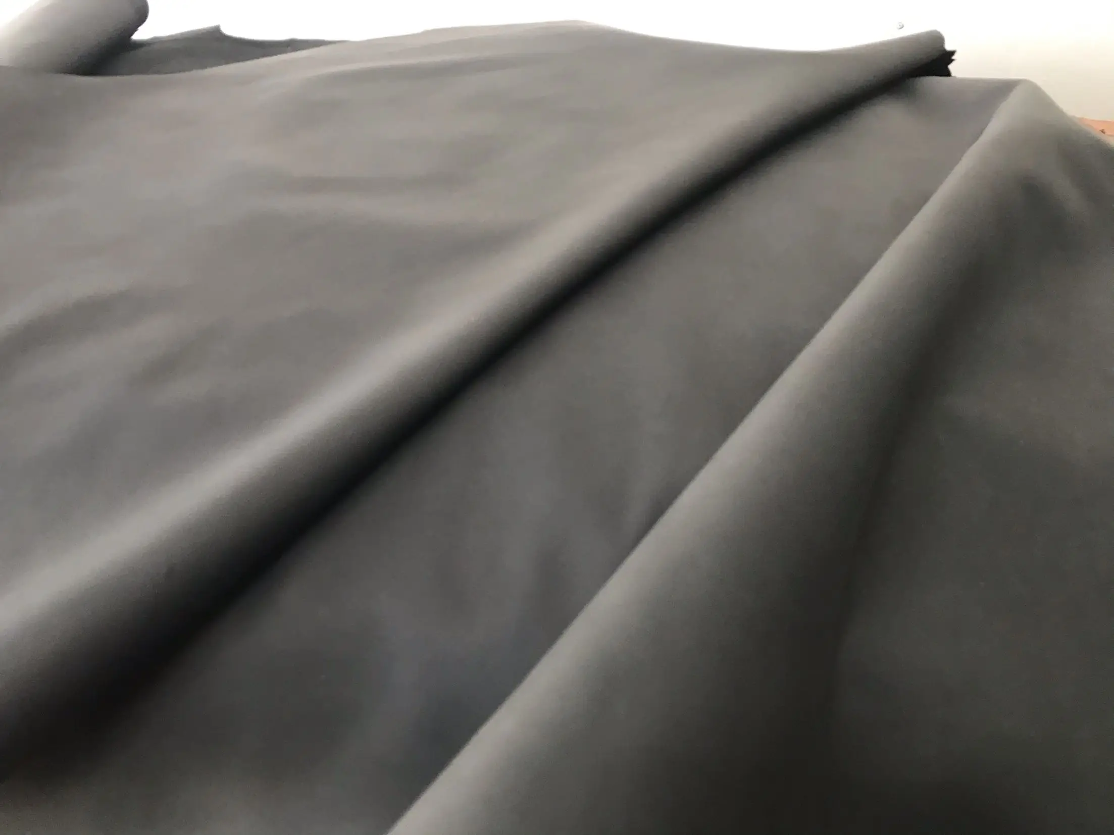 

Черный воловья кожа первого слоя толщиной 1,5 мм 22-25 sf. Водонепроницаемая обработка поверхности