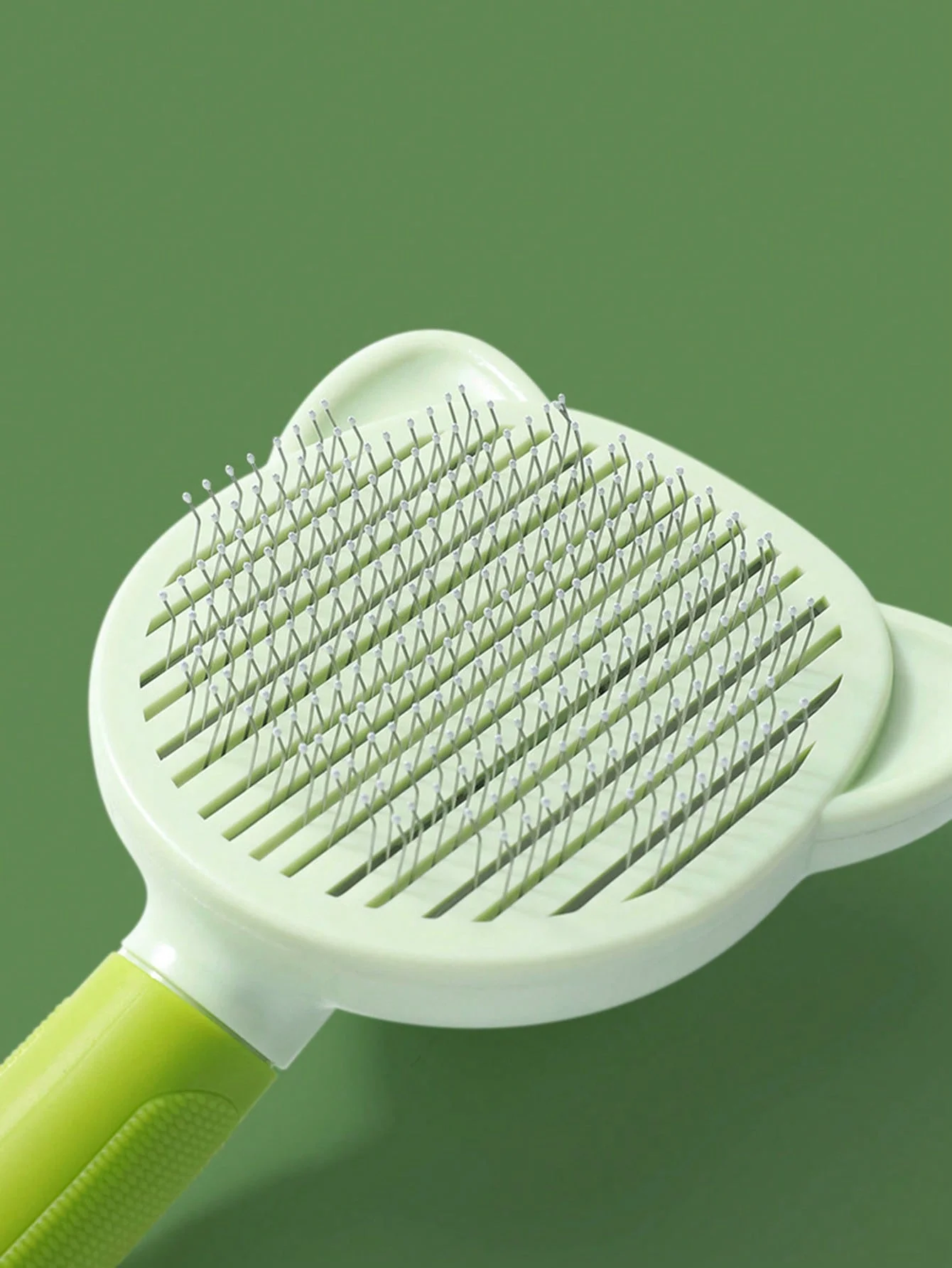 1pc-Pet massage combing brush, one click easy removal of loose pet dog and cat bottom hair tool-random color