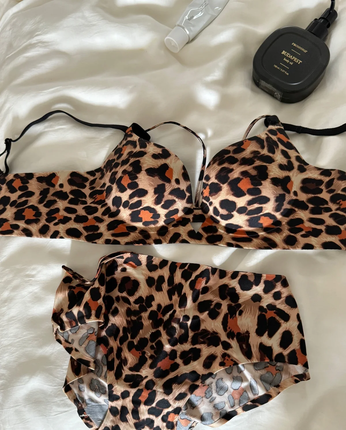 طباعة الفهد على الملابس الداخلية الرقيقة تحت الملا...