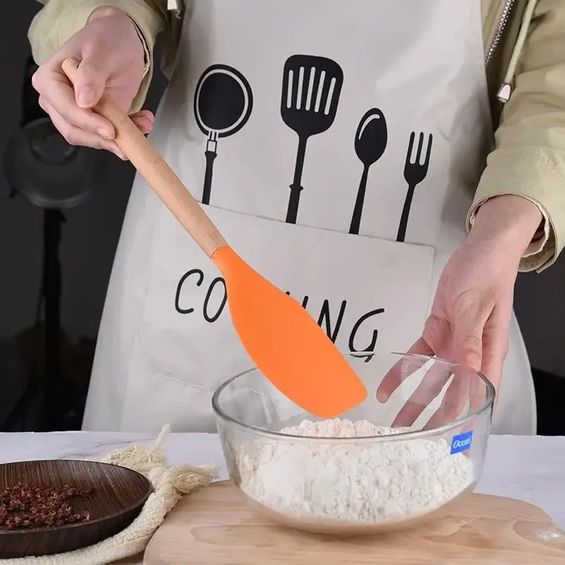 2Pcs Wooden Handle Cake Spatula Cream Mixing Batter Scraper Butter Mixer Silicone Baking Spatula Heat-Resistant Kitchen Utensils