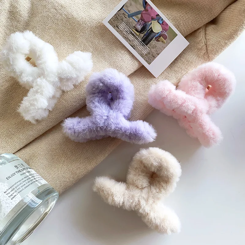 2023 Winter Plüsch Krabben Haars pange für Frauen kleine Haars pange Mädchen Wolle rosa Klaue Clip Dame mittelschwarze Haarnadel Accessoires – Detail 5