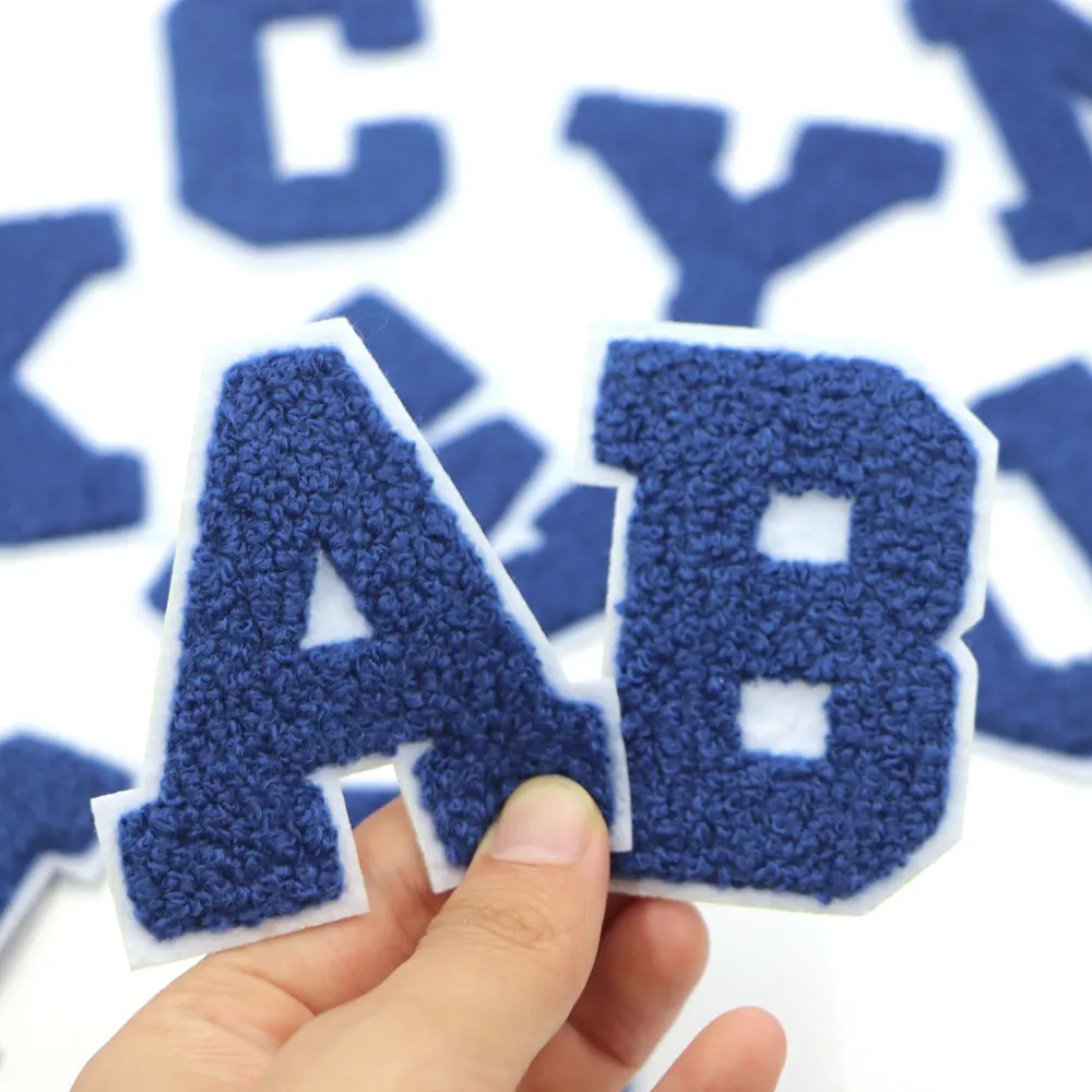 1pc A-Z blaue Chenille Stickerei Buchstaben Alphabet Eisen auf Patches für Kleidung Applique DIY benutzer definierte Name Abzeichen Dekor Aufkleber