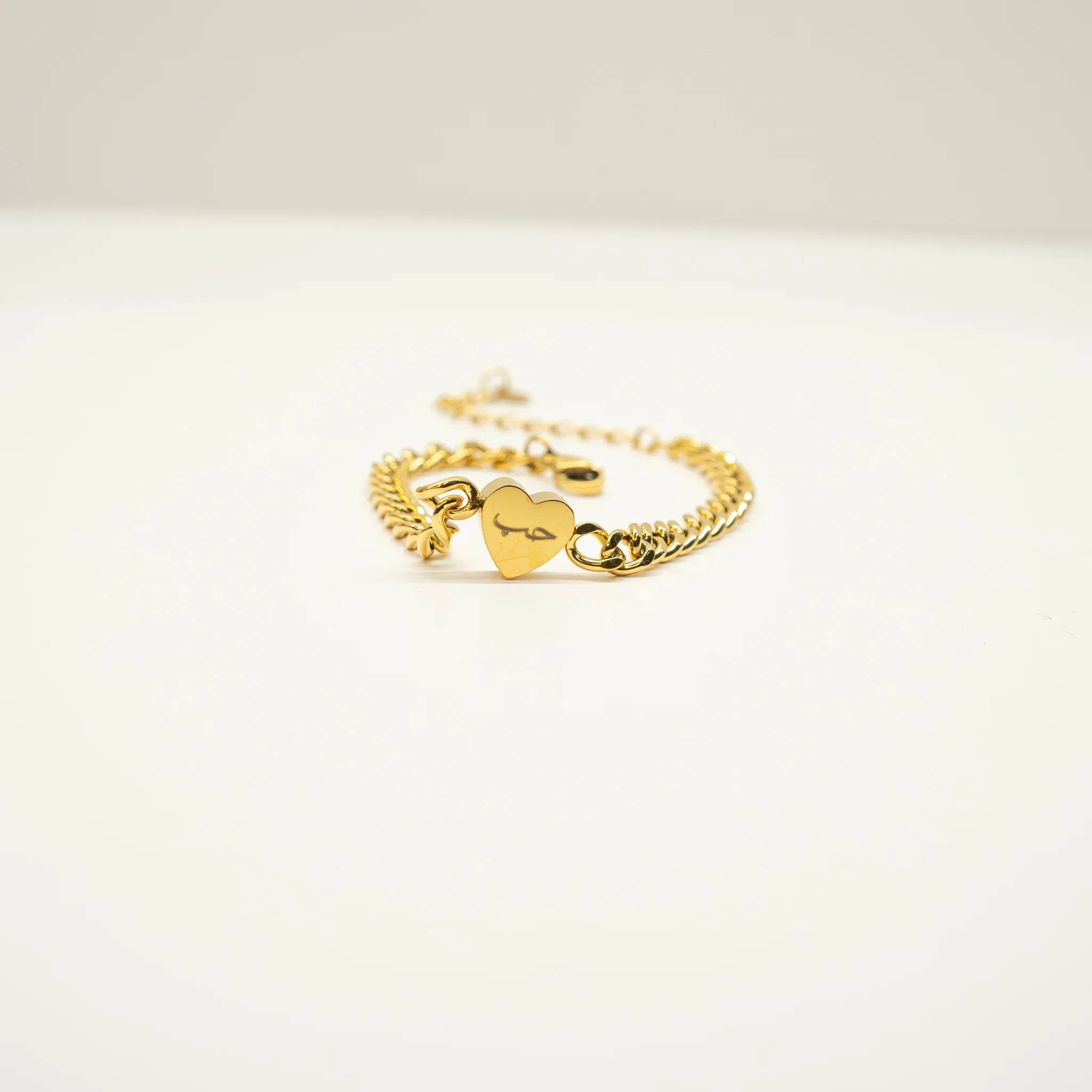 

Персонализированный плотный кубинский браслет с арабским именем, браслет в форме сердца, индивидуальный Выгравированный мусульманский сувенир, лучший подарок для женщин