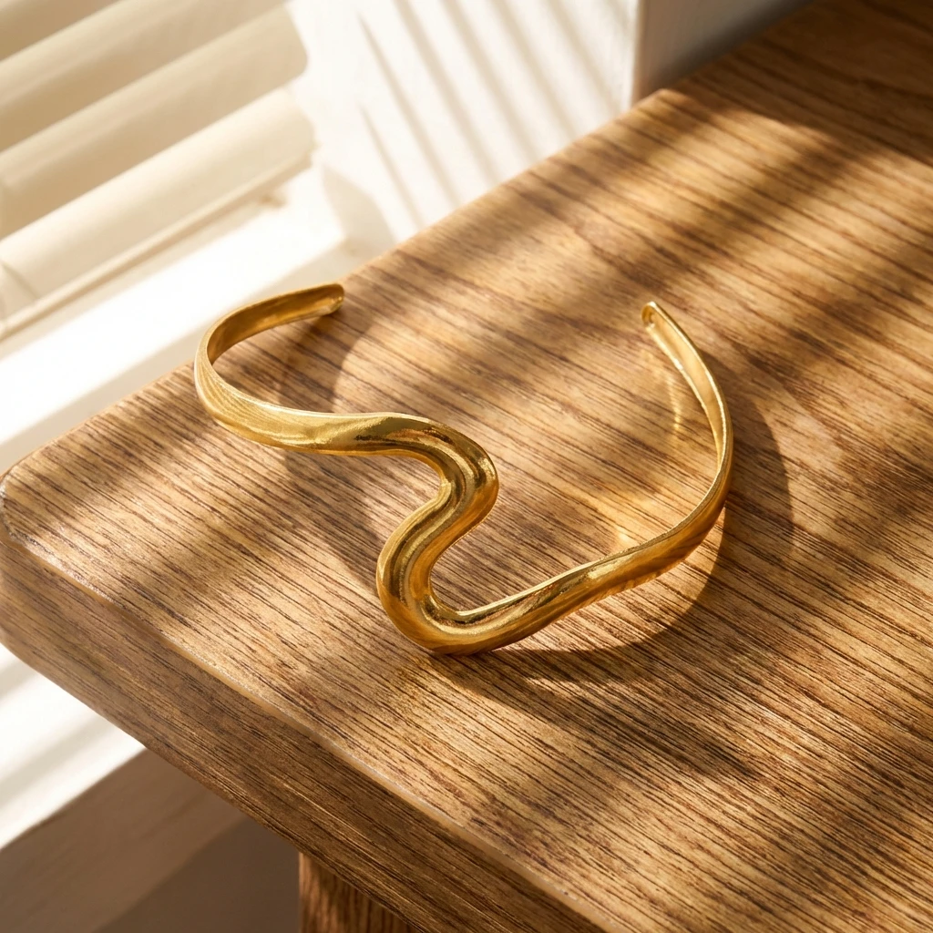 Minimalistischer Goldfarben-Armreif mit Unregelmäßiger Wellenform für Frauen Abstrakter Gebogener Oberarm-Armreif Moderner Kunstschmuck – Detail 5
