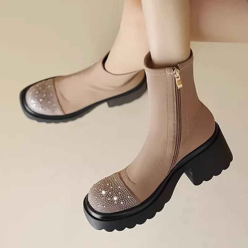 

Новые осенне-зимние модные женские теплые короткие сапоги на высоком каблуке с застежкой-молнией и круглым носком из эластичной ткани на толстой подошве и толстом каблуке