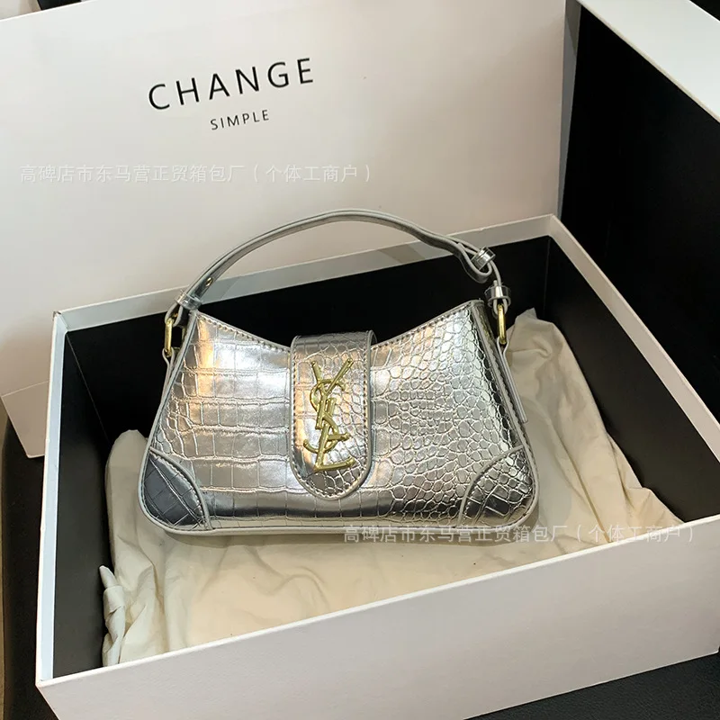 حقيبة كتف صغيرة منقوشة بملمس الحجر 2025