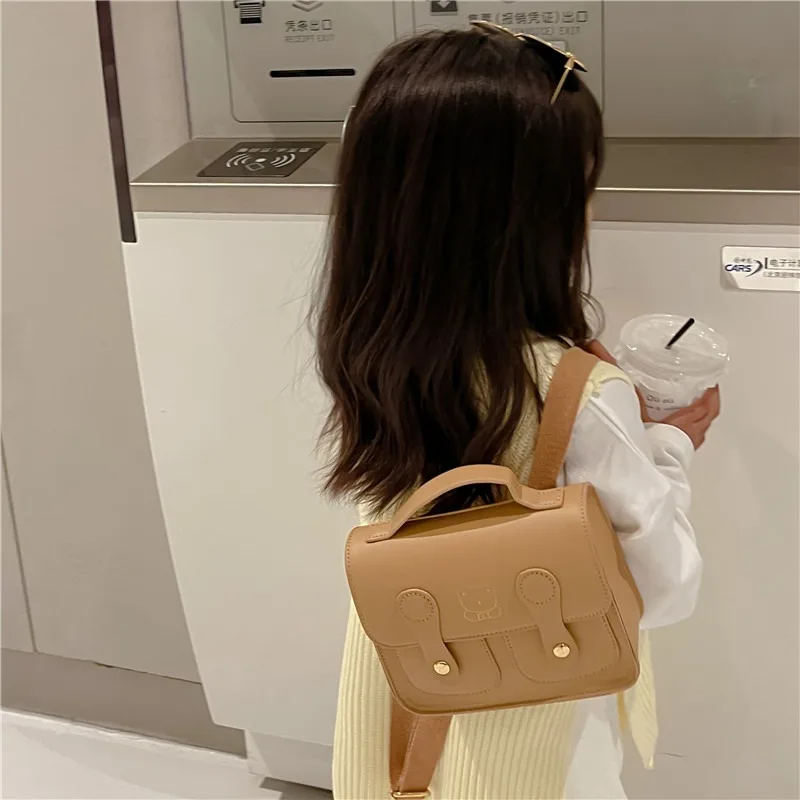 Zaino per Bambini Stile Retrò Universitario, Borsa Quadrata a Doppia Spalla in PU con Orsetto Cartone Animato per Bambini e Bambine, Borsa a Mano per il Tempo Libero - immagine 4