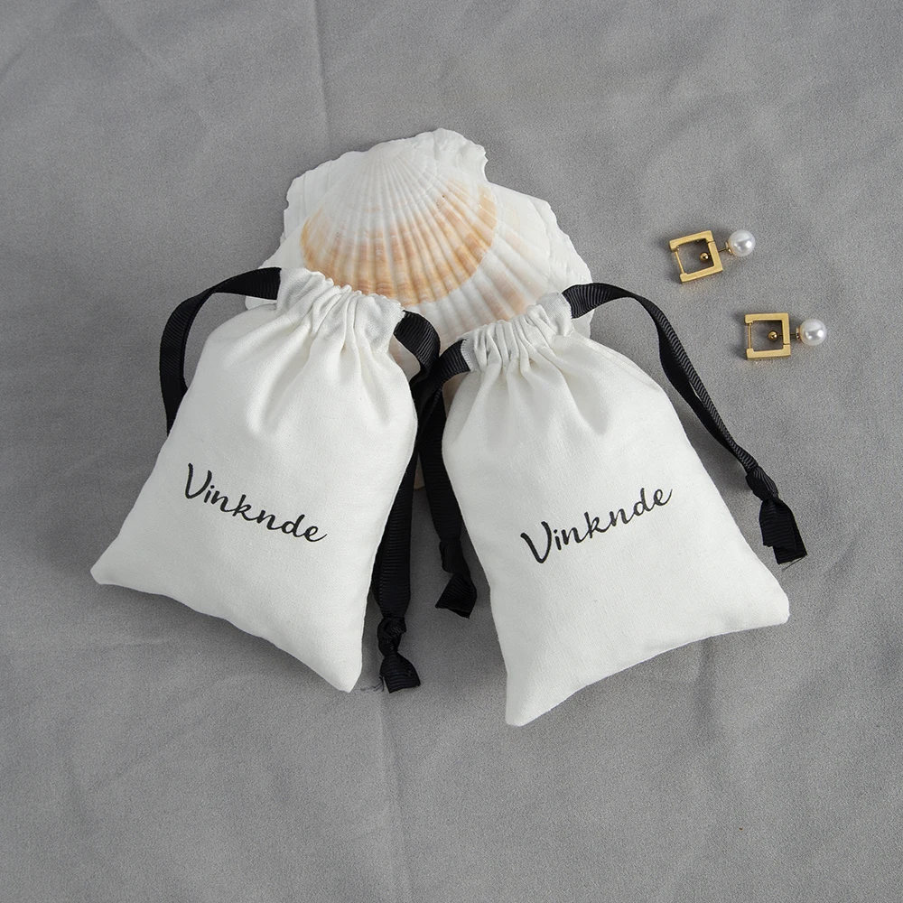 New White Canvas Bags with Black Drawstring Custom Logo Printing Gift Cotton Pouch Ring Earrings Jewelry Packaging Organizer Bag 50pcs lot 16x20 20x28 25x30 25x36cm high quality non woven fabric bags drawstring bag packaging organizer gift bag custom logo