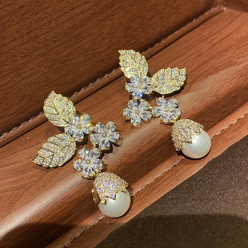 

2023 Women Baroque Vintage Leaf Flower Pearl Earrings