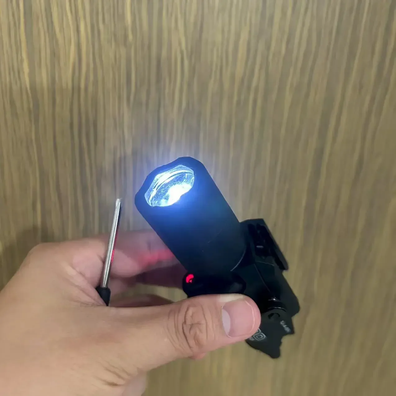 2026 Neue X400 Pistolen-Taschenlampe mit Stroboskop-Modus für Picatinny- und GL-Schienen Mini-Waffenlicht – Detail 2