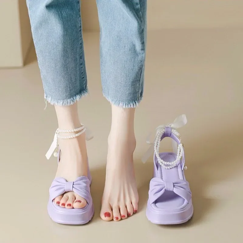 

Сандалии на толстой подошве для женщин, босоножки с жемчужинами и бантом, модная обувь на толстом каблуке в сказочном стиле, лето