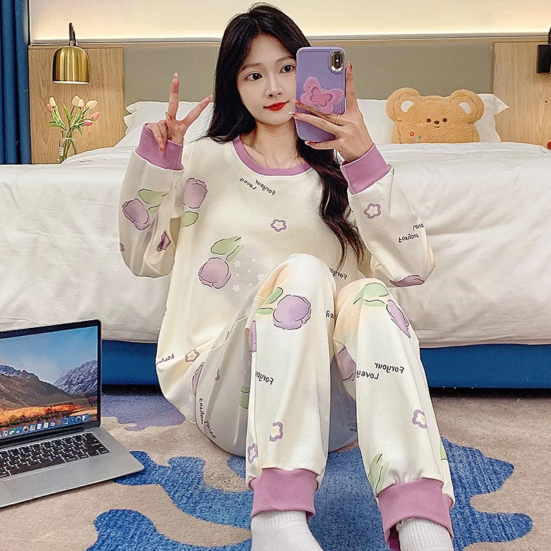 ملابس نوم نسائية برقبة دائرية وأكمام طويلة من حرير الحليب مجموعة ملابس منزلية مريحة بطباعة كرتونية مناسبة للارتداء في الهواء الطلق