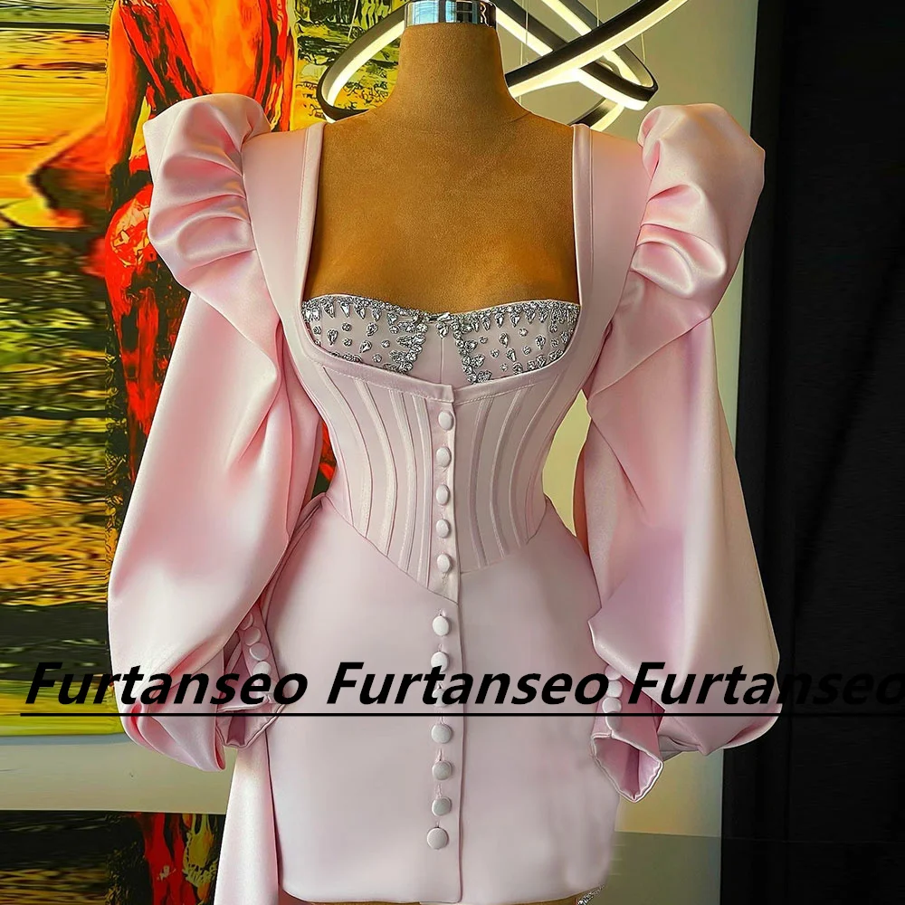 퍼프 소매와 스퀘어 넥라인이 돋보이는 핑크 미니 칵테일 드레스, 크리스털 장식이 럭셔리한 우아함을 더한 섹시한 스타일의 드레스.