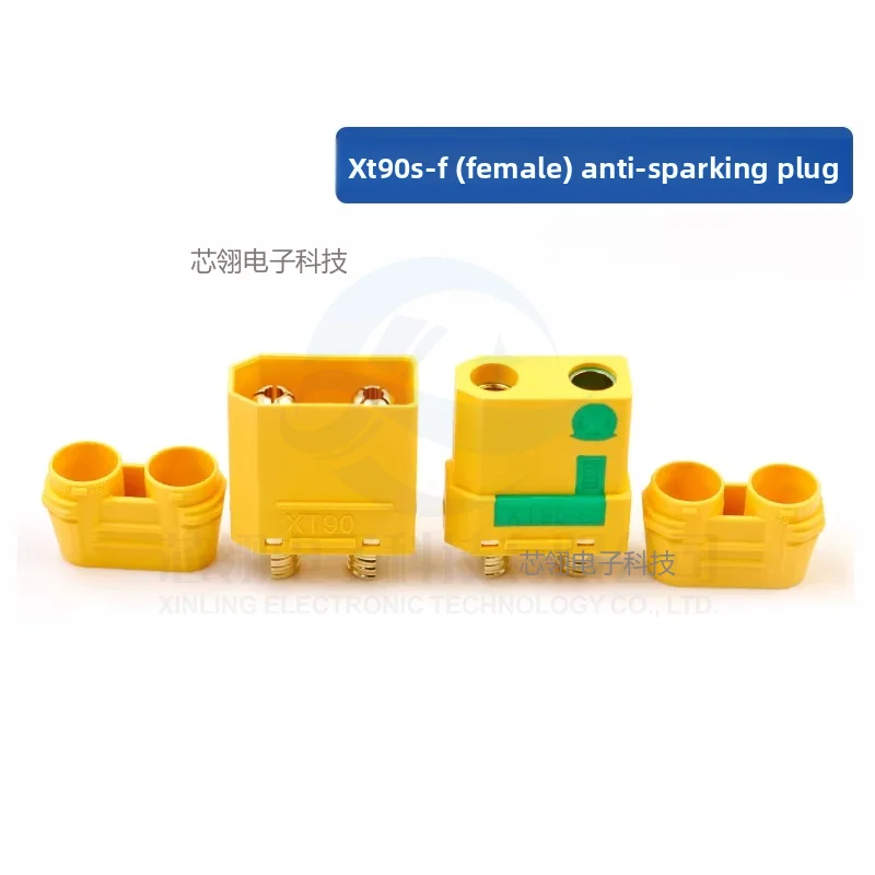 Connecteurs XT90 mâle et femelle en main, idéals pour batteries RC, lot de pièces haute qualité.