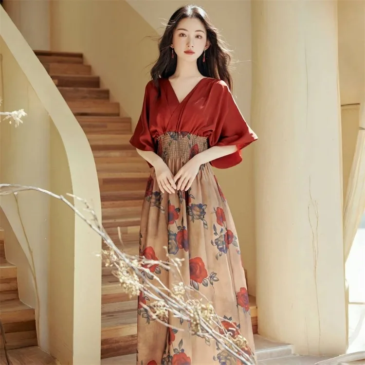 

Платье с высокой талией, V-образным вырезом и принтом