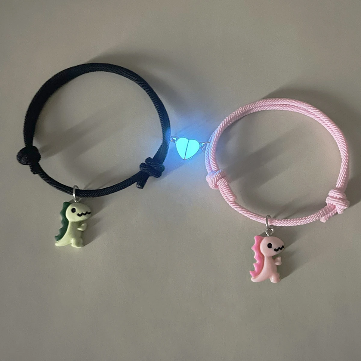 2-teiliges Set Leuchtendes Pfirsichherz Niedlicher Grüner Rosa Dinosaurier Anhänger Paar-Armband Modisches Handgewebtes Armband
